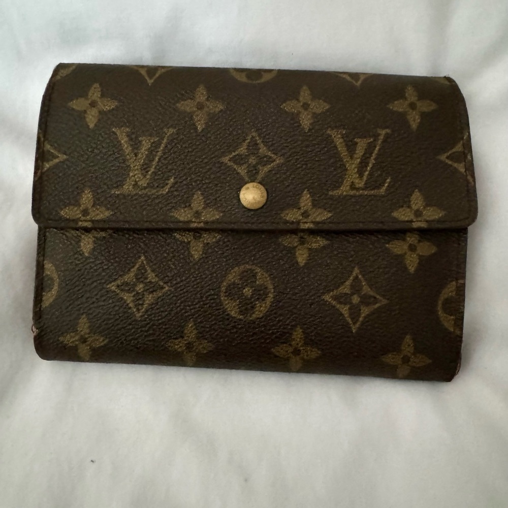 ✨Authentic LV Canvas wallet✨